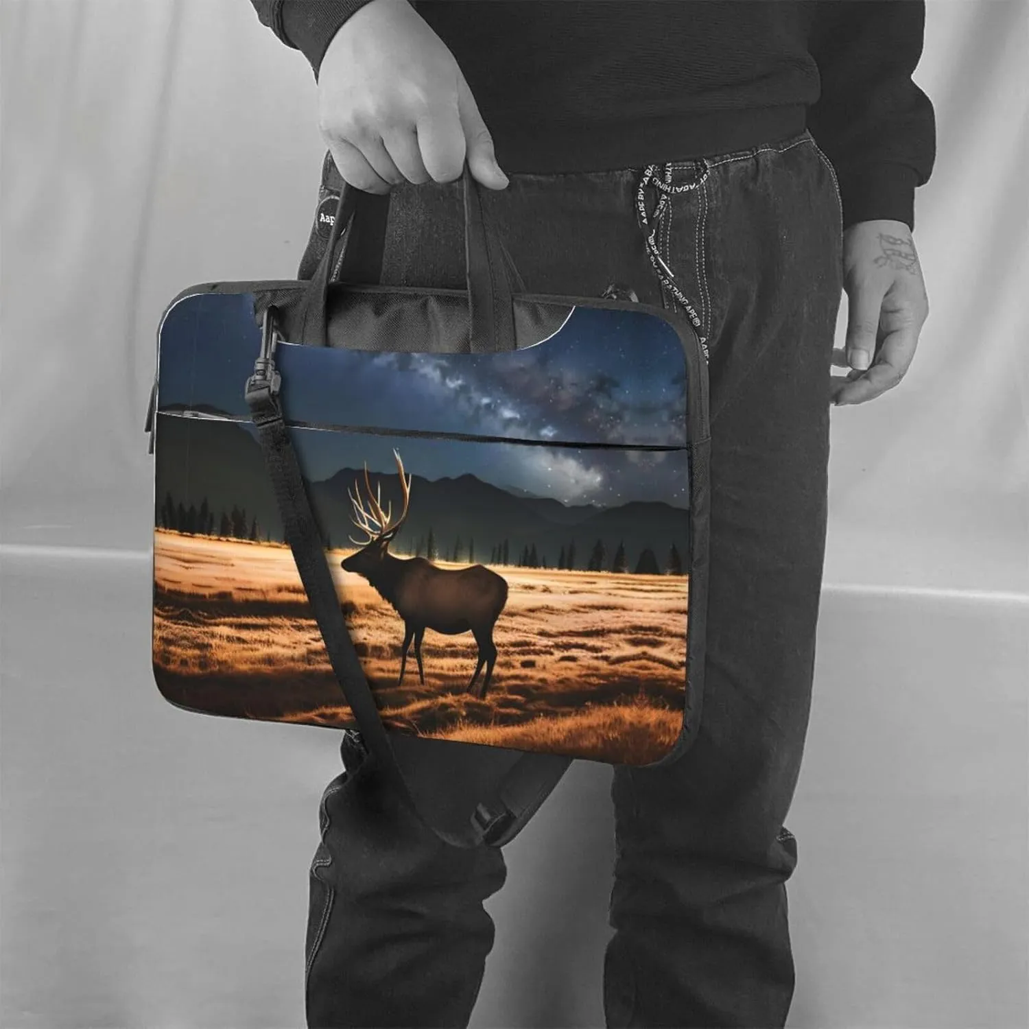 Elk in the meadow pattern Ultra-thin portable shoulder laptop bag Stylish and Protective Shockproof soft lining