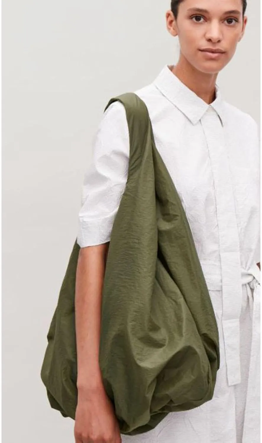 Fabric pleated one-shoulder crossbody bag, solid color clutch, light and thin personality large backpack