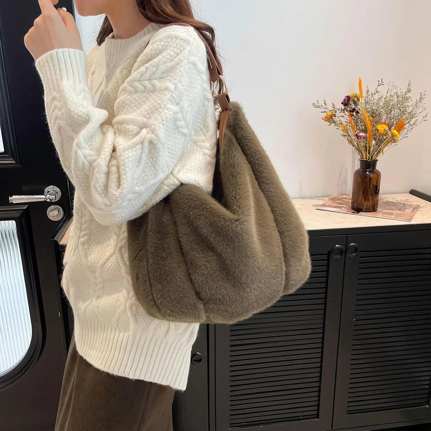 Fluffy Tote Bag, Winter Fuzzy Purses for Women Faux Fur Bag Soft Furry Shoulder Bag Crossbody Handbag Plush Tote Bag