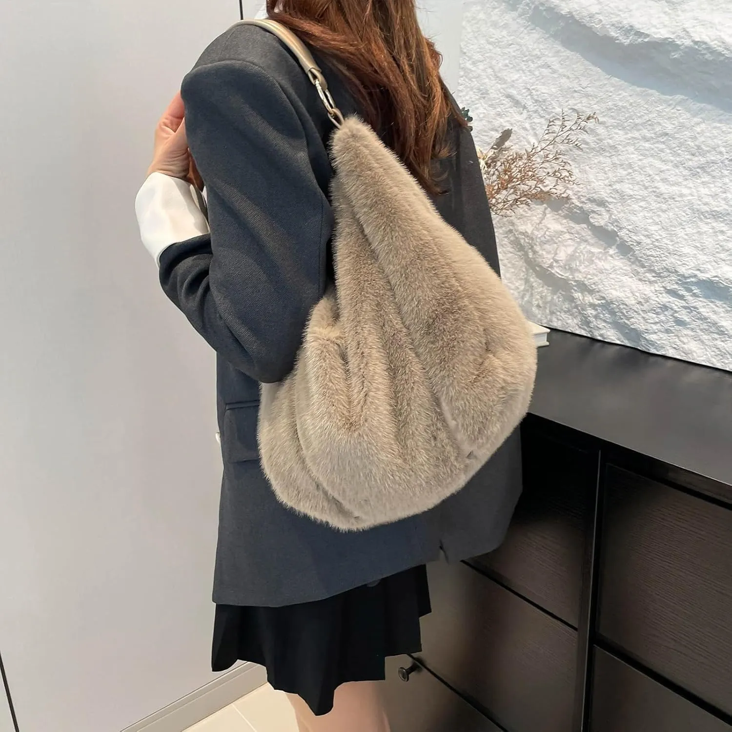 Fluffy Tote Bag, Winter Fuzzy Purses for Women Faux Fur Bag Soft Furry Shoulder Bag