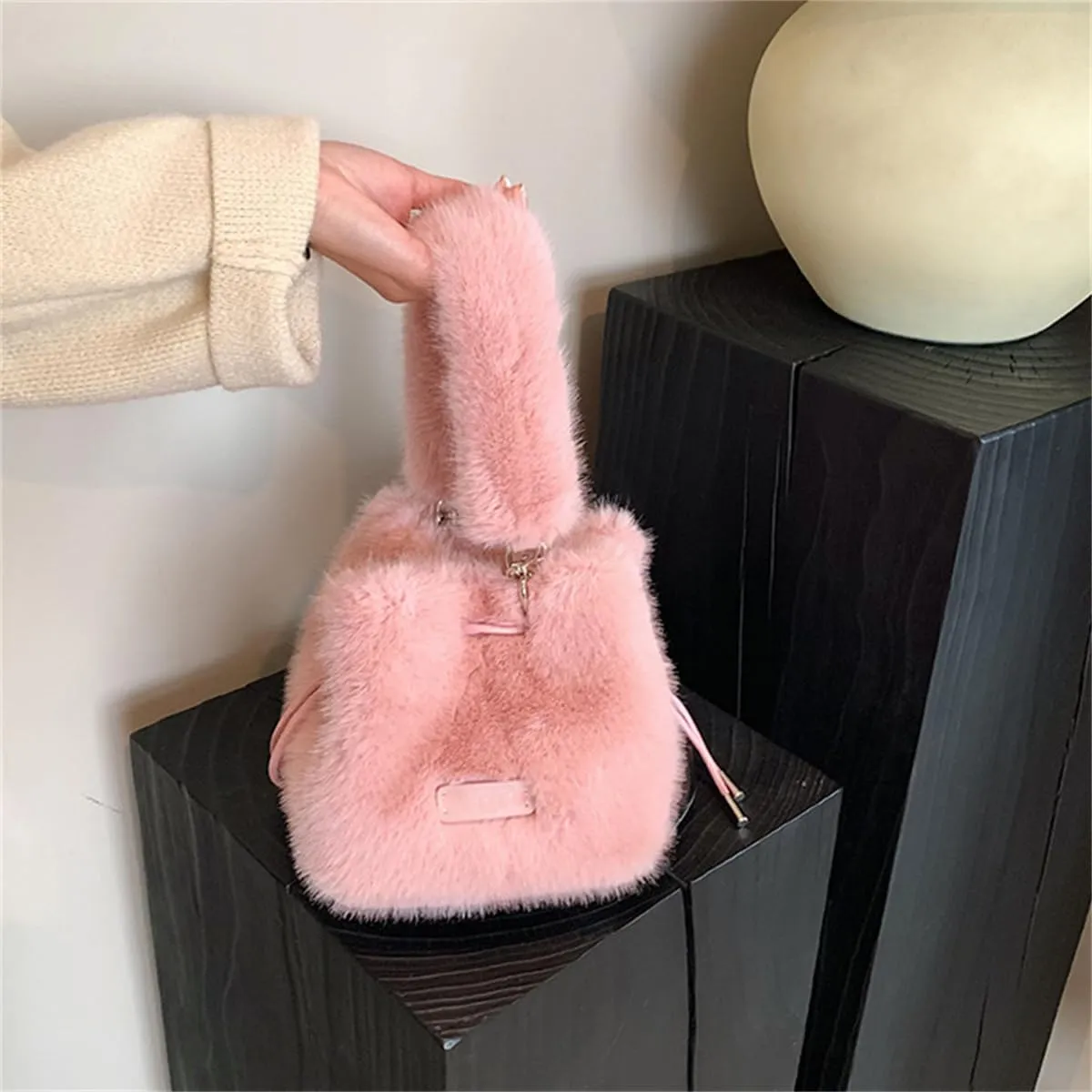 Plush Bucket Handbag, Drawstring Crossbody Bag, Fluffy Shoulder Tote Bag, Furry Purse for Women Fashion Casual Daypack